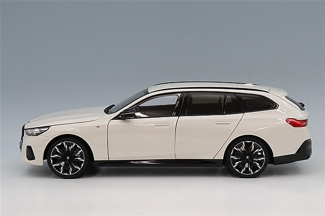 MINICHAMPS MC110023601 1/18 BMW i5 M60 Touring 2024 Metallic White - image 2