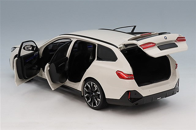 MINICHAMPS MC110023601 1/18 BMW i5 M60 Touring 2024 Metallic White - image 4