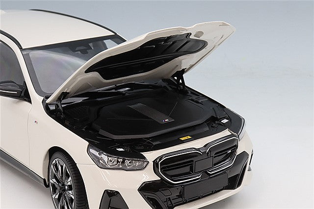 MINICHAMPS MC110023601 1/18 BMW i5 M60 Touring 2024 Metallic White - image 6