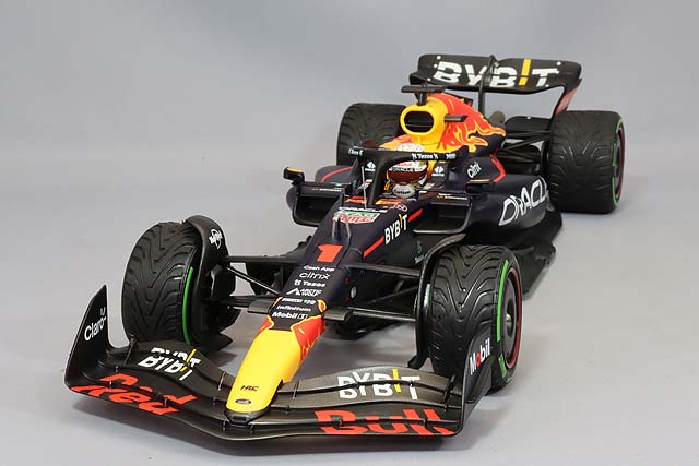 MINICHAMPS MC110221801 1/18 Oracle Red Bull Racing RB18 2022 Japanese GP Winner #1 M. Verstappen with Pit Board - image 1