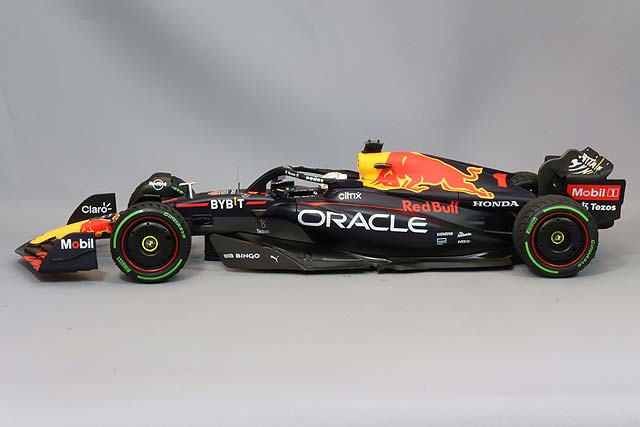 MINICHAMPS MC110221801 1/18 Oracle Red Bull Racing RB18 2022 Japanese GP Winner #1 M. Verstappen with Pit Board - image 2