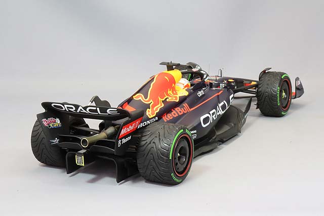 MINICHAMPS MC110221801 1/18 Oracle Red Bull Racing RB18 2022 Japanese GP Winner #1 M. Verstappen with Pit Board - image 3