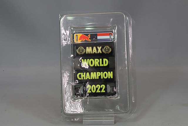 MINICHAMPS MC110221801 1/18 Oracle Red Bull Racing RB18 2022 Japanese GP Winner #1 M. Verstappen with Pit Board - image 4