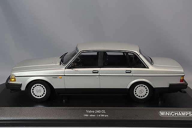 MINICHAMPS MC155171408 1/18 Volvo 240 GL 1986 Silver - image 2