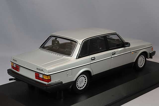 MINICHAMPS MC155171408 1/18 Volvo 240 GL 1986 Silver - image 3