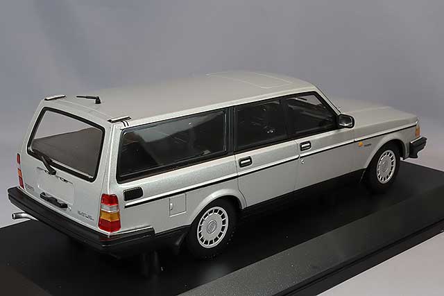MINICHAMPS MC155171416 1/18 Volvo 240 GL Estate 1986 Silver - image 3