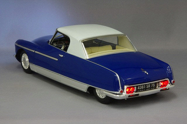 METAL-18 METAL18001A 1/18 Citroen DS19 Chapron Coupe Le Dandy 1964 Blue/White Roof with Working Headlights and Taillights - image 5