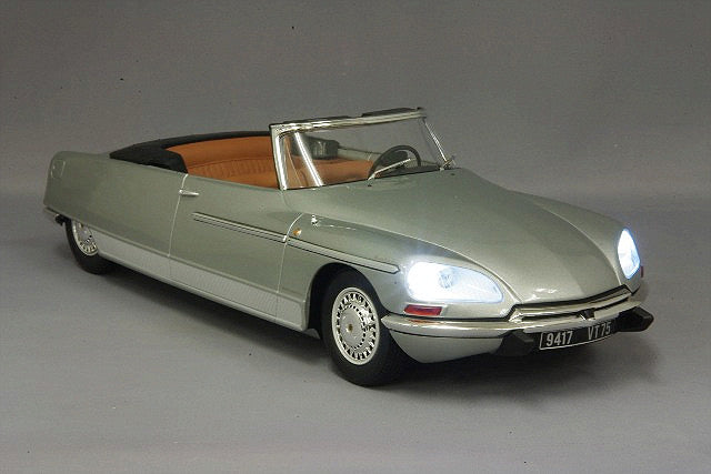 METAL-18 METAL18002A 1/18 Citroen DS21 Chapron Cabriolet Palm Beach 1968 Metallic Grey with Working Headlights and Taillights - image 4