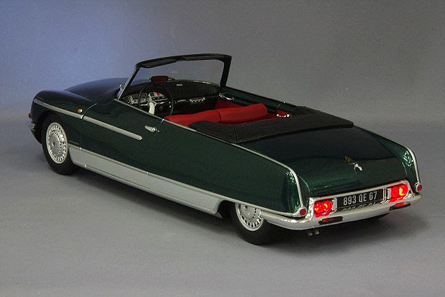 METAL-18 METAL18002B 1/18 Citroen DS21 Chapron Cabriolet Palm Beach 1968 Metallic Green with Working Headlights and Taillights - image 5