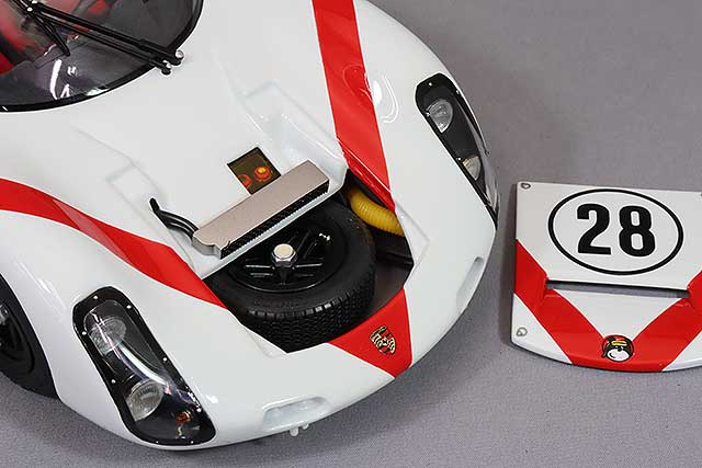 EXOTO MTB00064B 1/18 Porsche 910 1968 Japanese GP #28, close-up of front compartment and removed panel
