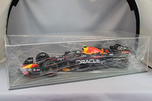 Spark S12S033 1/12 Oracle Red Bull Racing RB18 2022 Singapore GP Winner #11 S. Perez - image 4