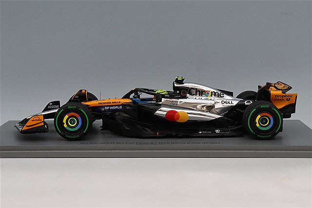 Spark S18S1010 1/18 McLaren MCL39 2025 British GP Winner #4 L. Norris with Pit Board - image 2
