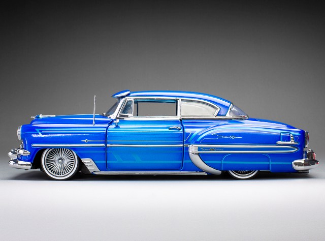 Sun Star SS1721 1/18 Chevrolet Bel Air Hardtop Coupe Lowrider 1954 Blue with Working Suspension - image 6
