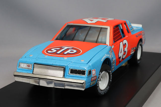 Lionel Racing W432323STPRPA 1/24 Buick STP 1981 Daytona 500 Winner #43 R. Petty with Opening Hood - image 1