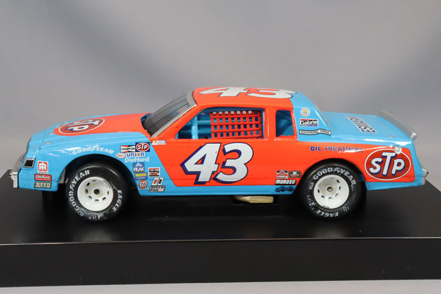 Lionel Racing W432323STPRPA 1/24 Buick STP 1981 Daytona 500 Winner #43 R. Petty with Opening Hood - image 2