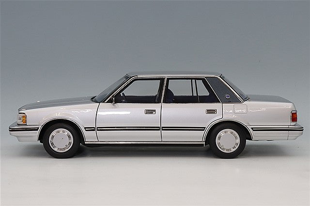 XiaoGuang Model XGM8250613S-1 1/18 Toyota Crown MS122 Silver / Blue Interior - image 2