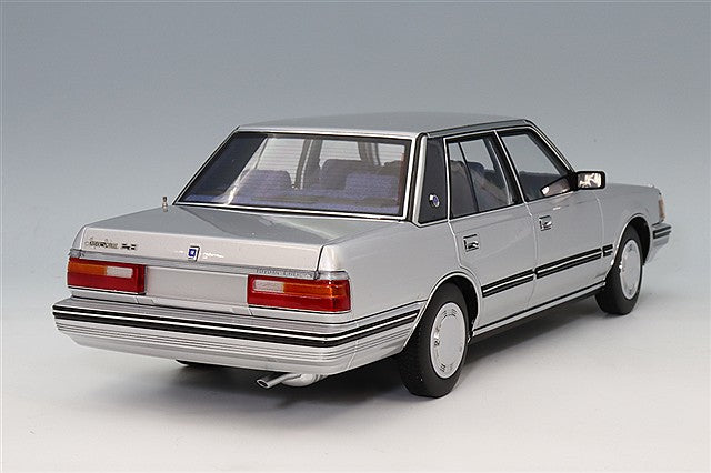 XiaoGuang Model XGM8250613S-1 1/18 Toyota Crown MS122 Silver / Blue Interior - image 3