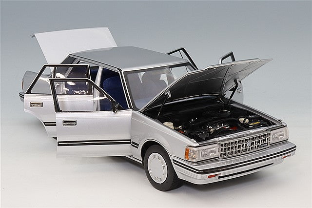 XiaoGuang Model XGM8250613S-1 1/18 Toyota Crown MS122 Silver / Blue Interior - image 4
