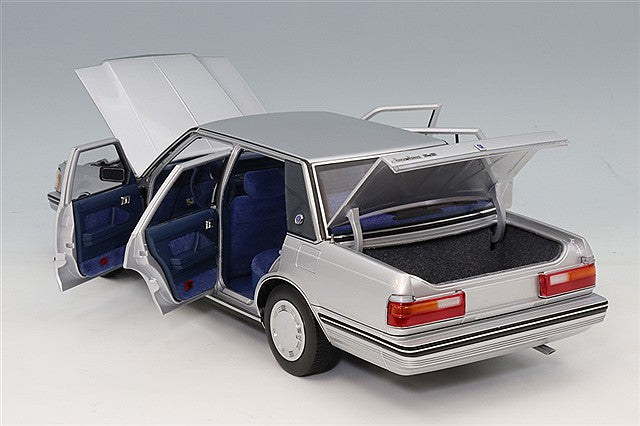 XiaoGuang Model XGM8250613S-1 1/18 Toyota Crown MS122 Silver / Blue Interior - image 5