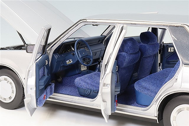 XiaoGuang Model XGM8250613S-1 1/18 Toyota Crown MS122 Silver / Blue Interior - image 6